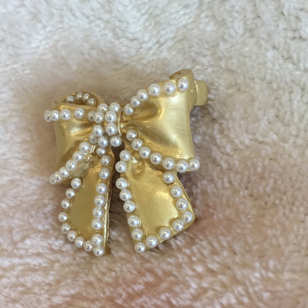 Buffed Gold and Faux Pearl Bow Fashion Pin Brooch designer Accessory NWT 1x1.25” - Picture 3 of 12